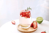 #做道好菜，自我宠爱！#粉粉的女神节，一杯草莓气泡水的做法
