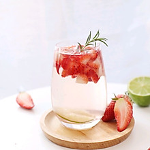#做道好菜，自我宠爱！#粉粉的女神节，一杯草莓气泡水