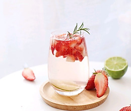 #做道好菜，自我宠爱！#粉粉的女神节，一杯草莓气泡水的做法