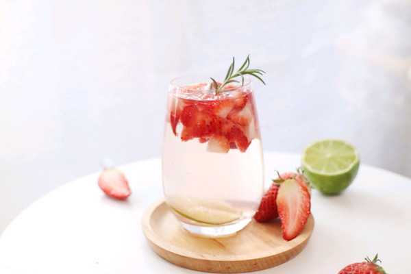 粉粉的女神节，一杯草莓气泡水