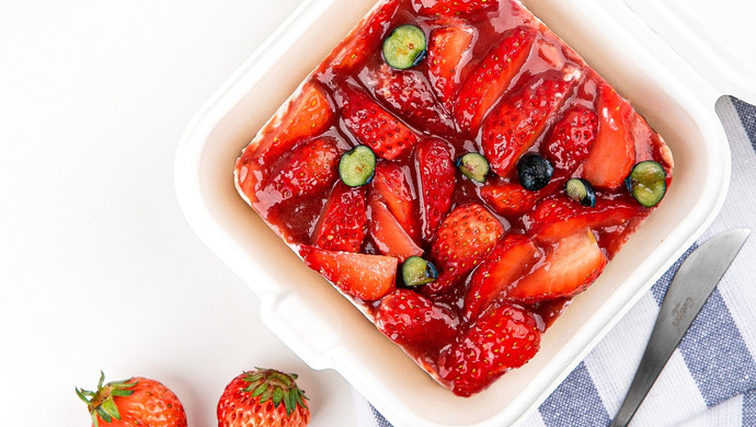 双重滋味的鲜草莓提拉米苏 用蛋糕体代替手指饼干