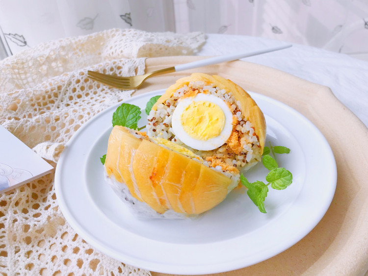 剩饭好去处—蜜桃鸡蛋饭团的做法
