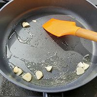 黄瓜炒豆皮肉卷的做法图解4