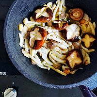 #橄榄中国味 感恩添美味#给肉都不换的菌菇煲的做法图解6