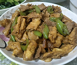 猪肉青椒炒油豆腐的做法