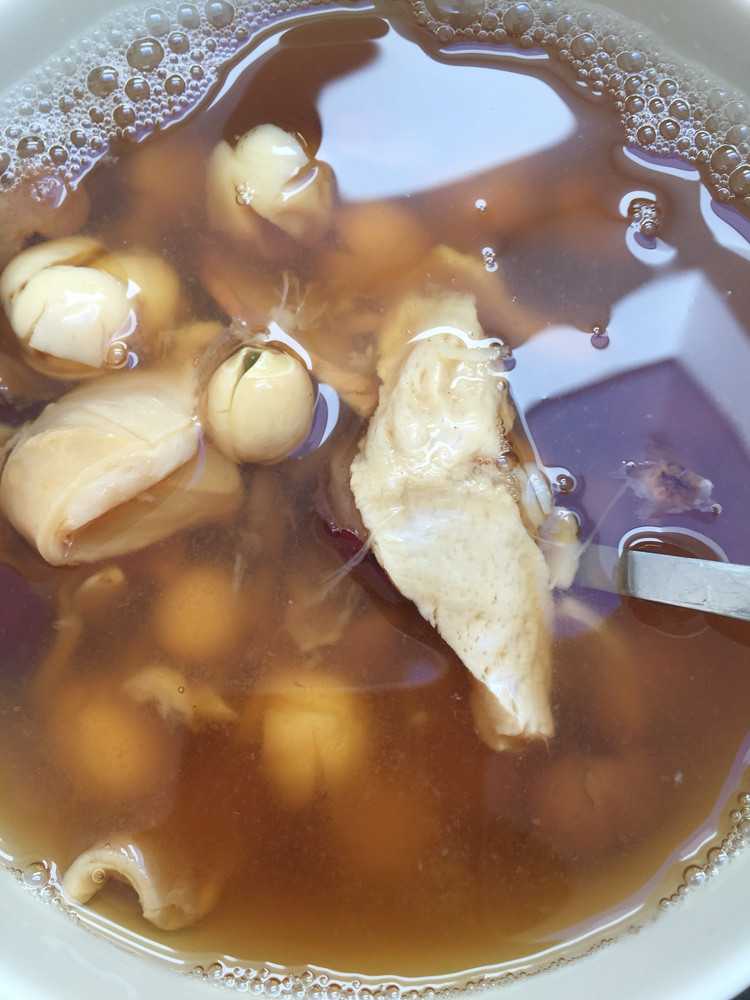 莲子炖花胶的做法