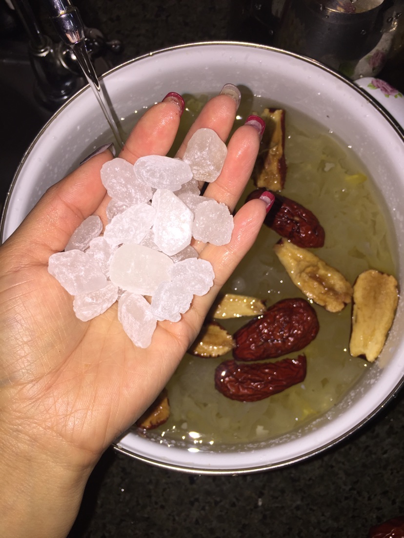 银耳红枣莲子羹的做法图解4