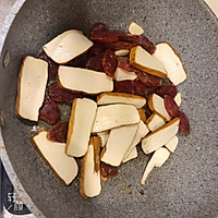 重口味福音 | 超下饭的蒜苗豆干炒腊肠的做法图解3