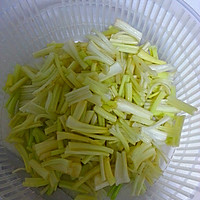 完美的三角之恋——香芹腐竹黑木耳的做法图解2