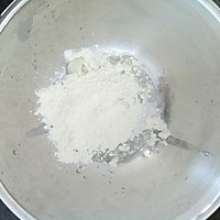 紫薯味、抹茶味、原味儿蛋黄酥的做法图解1