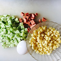 玉米黄瓜火腿肠蛋炒饭的做法图解1
