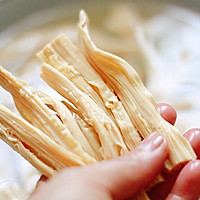 五花肉炒腐竹的做法图解2