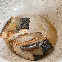 菌菇时蔬挪威青花鱼炒饭的做法图解3