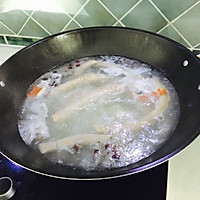 初夏的辣子肥肠的做法图解1