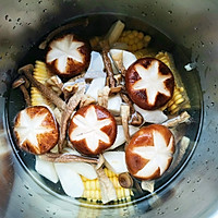 菌菇玉米筒子骨汤的做法图解11