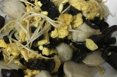 鸡蛋木耳豆芽炒猪肉丸