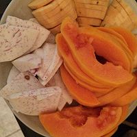 鲜甜木瓜火锅——冬季暖身的做法图解1