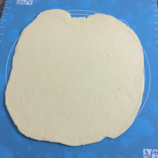 面团用擀面杖擀成薄面皮