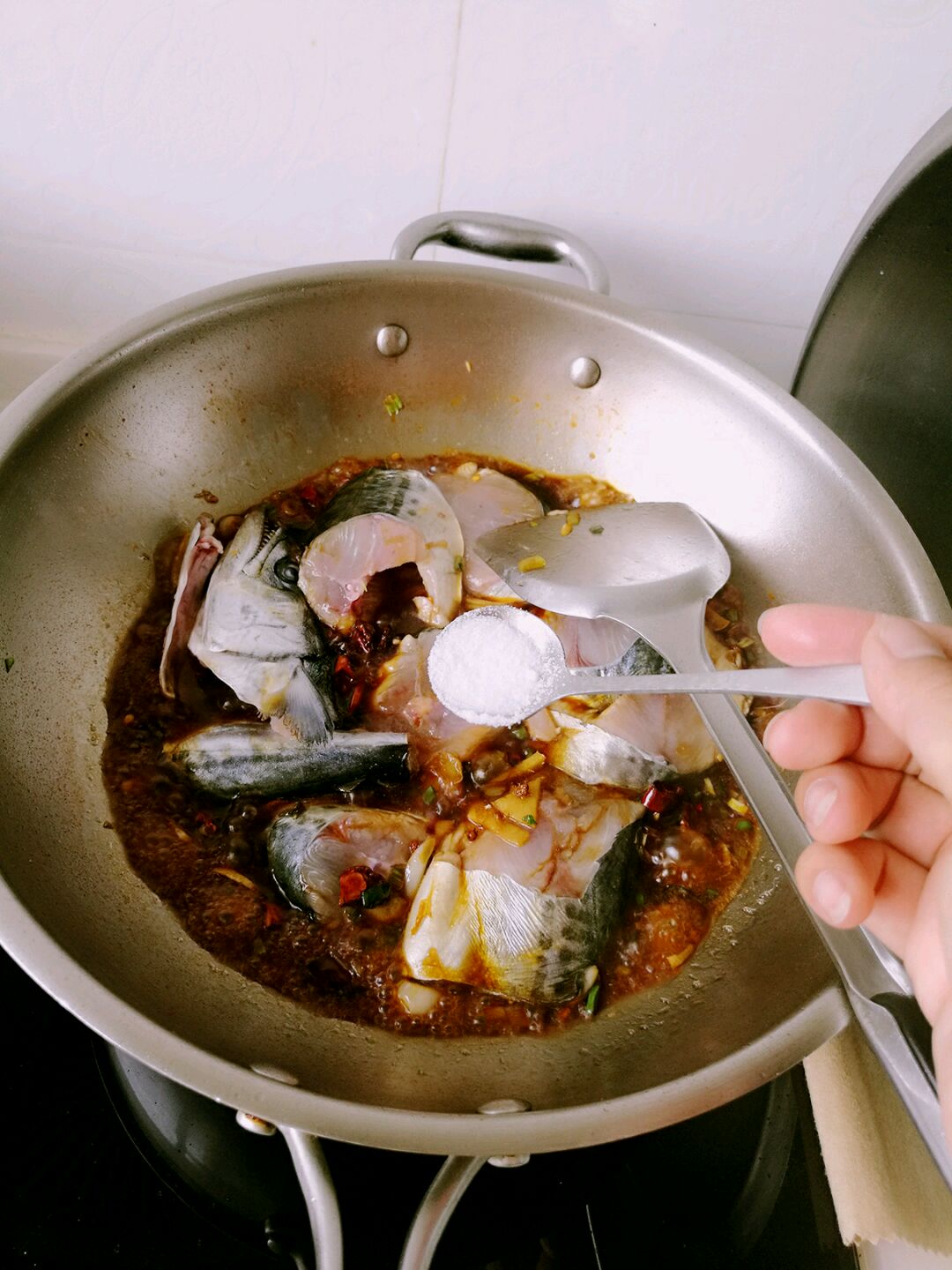 教你大蒜烧鲶鱼的家常做法，鲶鱼这样处理没有一点腥味，肉嫩多汁 - 哔哩哔哩