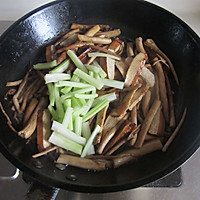 西芹茶树菇炒干子的做法图解6