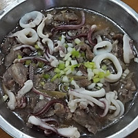 虾酱蒸猪颈肉+鱿鱼的做法图解3