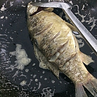 鲫鱼炖豆腐的做法图解1