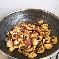 麻辣香肠炒蘑菇彩椒的做法图解7