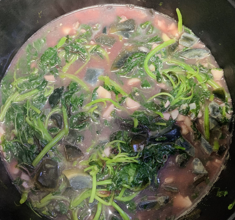 红苋菜皮蛋汤的做法
