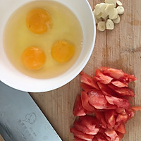 西红柿炒鸡蛋＋香菇挂面的做法图解1
