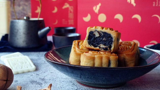 黑芝麻核桃馅月饼的做法