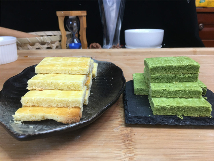 奶酪饼干(抹茶味和原味)，奶酪香味弥漫唇齿之间，让人无法拒绝的做法