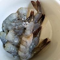 青瓜抱蛋凤尾虾的做法图解2