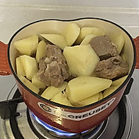 蒜香土豆炖排骨的做法图解4