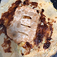 电饼铛上的煎饼果子的做法图解3