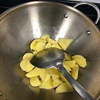 土豆牛腩的做法图解2