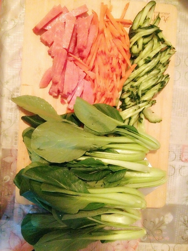 简单吃面条-蔬菜丝热拌面的做法图解2