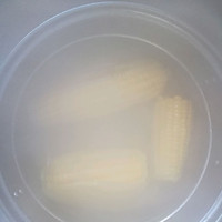 水煮玉米的做法图解1