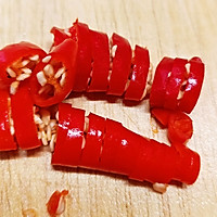 酸酸辣辣——酸菜墨鱼仔的做法图解2