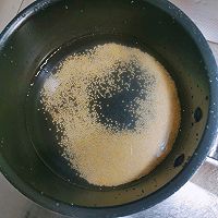 小米蛋黄疙瘩粥的做法图解2