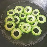 苦瓜煎鹅蛋的做法图解4