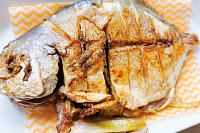 零失败大神级香煎金鲳鱼，一条鱼让你吃完整锅饭