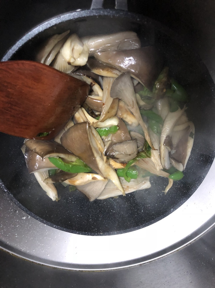 尖椒炒青菇的做法
