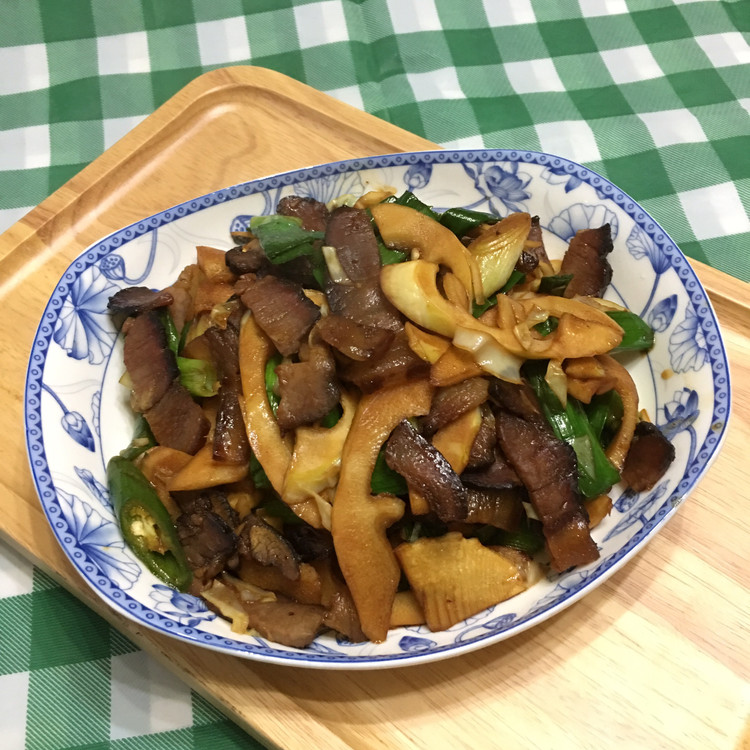 大蒜春笋炒酱肉的做法