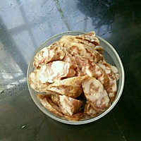 腊肠炒蒜薹的做法图解2
