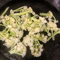 比饭店做的还好吃的【菜花炒肉】#袋福到万家#的做法图解2