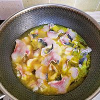 酸菜爽口，鱼肉鲜嫩，汤汁浓醇的金汤酸菜鱼的做法图解8