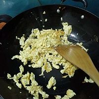 炒鸡蛋拌黄瓜的做法图解2