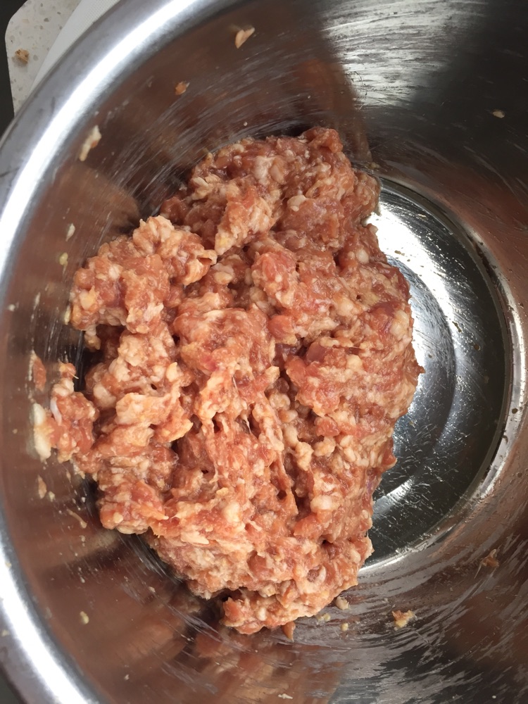 猪肉酸菜饺子的做法图解3