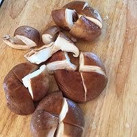 香菇炖鸡汤的做法图解1
