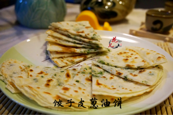 巧用饺子皮做葱油饼